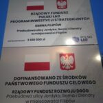 Tablice o dofinansowaniu przebudowy ulic w Filipowie: 3,61 mln zł z Polskiego Ładu i 1,83 mln zł z Funduszu Rozwoju Dróg