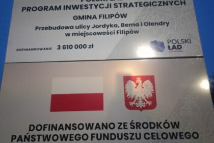 Tablice o dofinansowaniu przebudowy ulic w Filipowie: 3,61 mln zł z Polskiego Ładu i 1,83 mln zł z Funduszu Rozwoju Dróg
