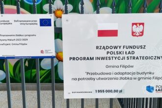 Tablice informacyjne o dofinansowaniu żłobka w gminie Filipów z funduszy UE oraz Rządowego Funduszu Polski Ład